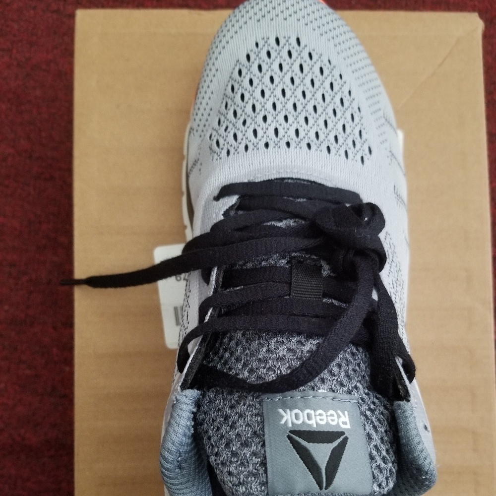 Men's tennis shoes
